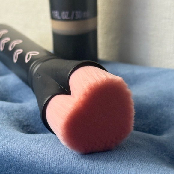 Mary Kay Heart Brush with Pink Bristles - Picture 2 of 10